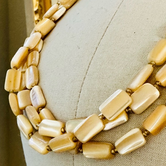 Vintage Mother of Pearl Necklace & Earrings - Picture 4 of 17